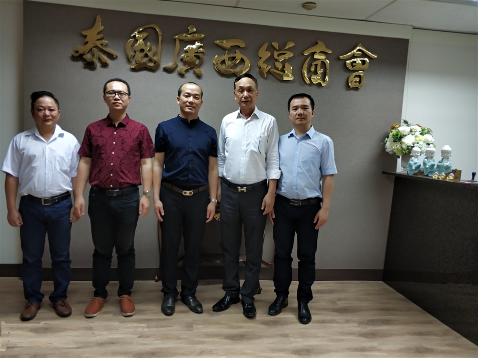 從左往右依次為國(guó)際部合伙人林健偉先生（左一），國(guó)際部總監(jiān)吳琪先生（左二），執(zhí)行董事粟宥朝先生（左三），商會(huì)主席李宇明（右二），國(guó)際部合伙人黃文超先生（右一）