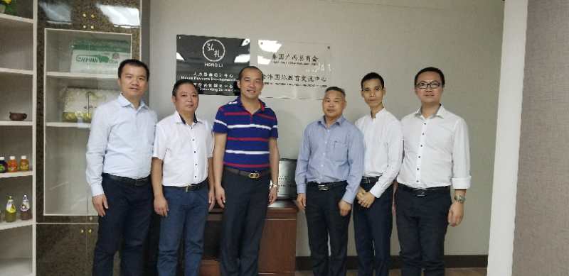 國際部合伙人黃文超（左一），林健偉（左二）國際部總監(jiān)吳琪（右一）執(zhí)行董事粟宥朝（左三），泰國廣西總商會副主席劉漢政（右二），泰國華人青年商會會長助理黃志乾(右三)