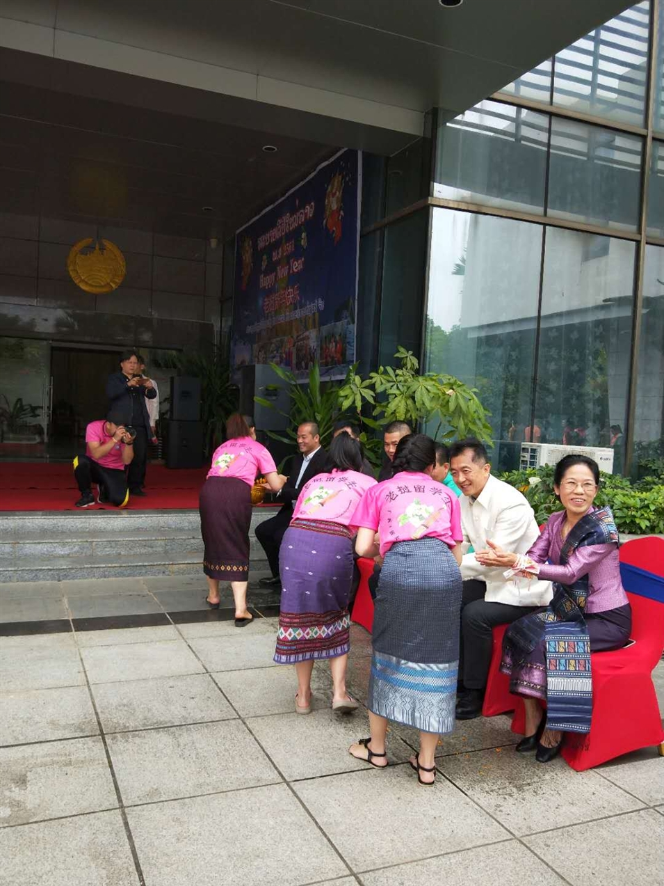 老撾駐廣西留學(xué)生代表將浸有花瓣的香水灑客人的手上，表示對(duì)嘉賓的美好祝福（圖二）